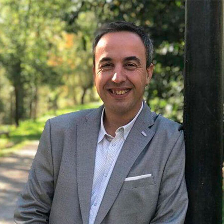 Angel Sainz de Terapia Holística para Mascotas con Flores de Bach